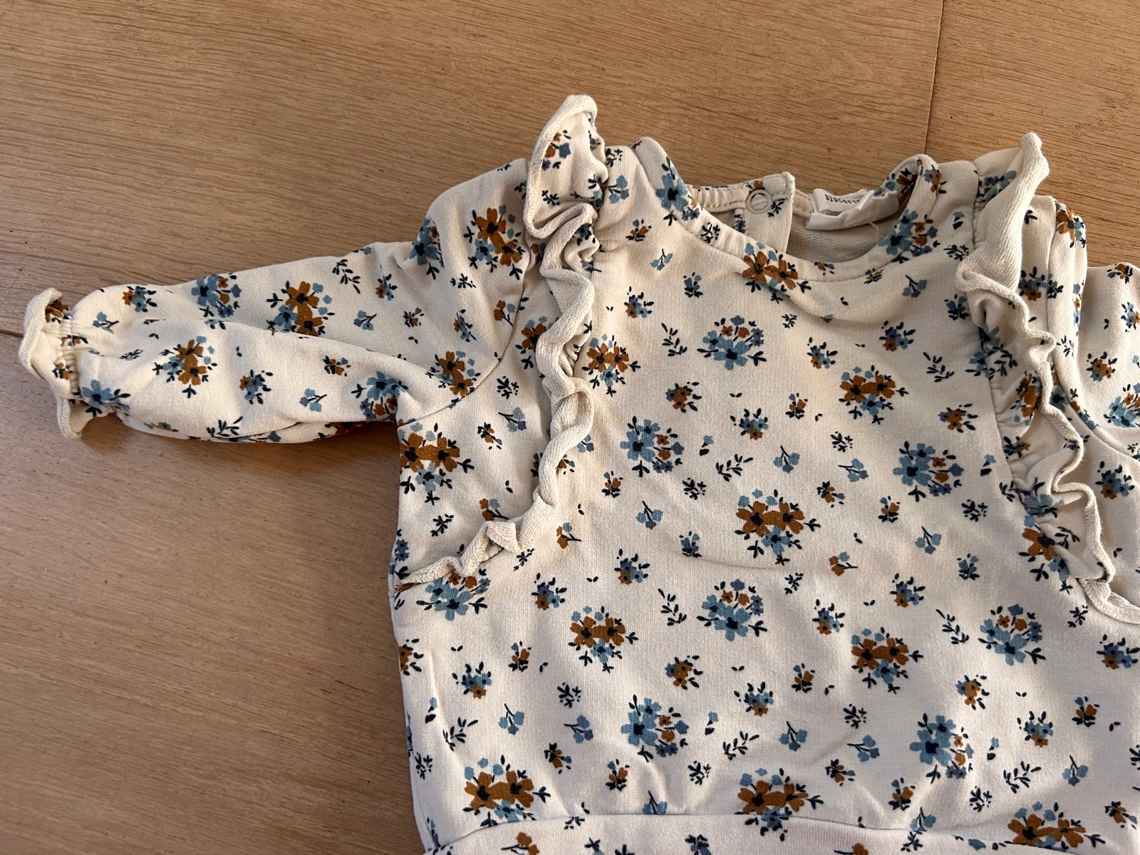 Adorável blusinha com flores da Cuddles and Smiles – photo 3